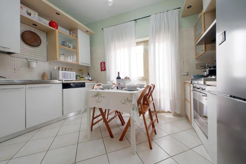 Relax Rome With 2 Balconies - 2 Bedroom Flat, 3Rd Floor With Lift, High Comfort, Quite, A Walk From Urban Train Station Gemelli And Metro A Stops Battistini & Cornelia Connecting To Center In 20 Minutes, 2 Steps From Bus Stop, Cycle Path, Groceries Exteriér fotografie