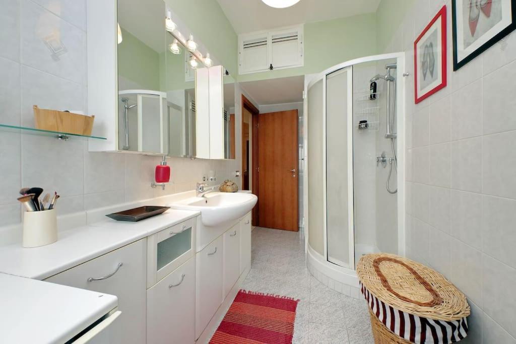 Relax Rome With 2 Balconies - 2 Bedroom Flat, 3Rd Floor With Lift, High Comfort, Quite, A Walk From Urban Train Station Gemelli And Metro A Stops Battistini & Cornelia Connecting To Center In 20 Minutes, 2 Steps From Bus Stop, Cycle Path, Groceries Exteriér fotografie