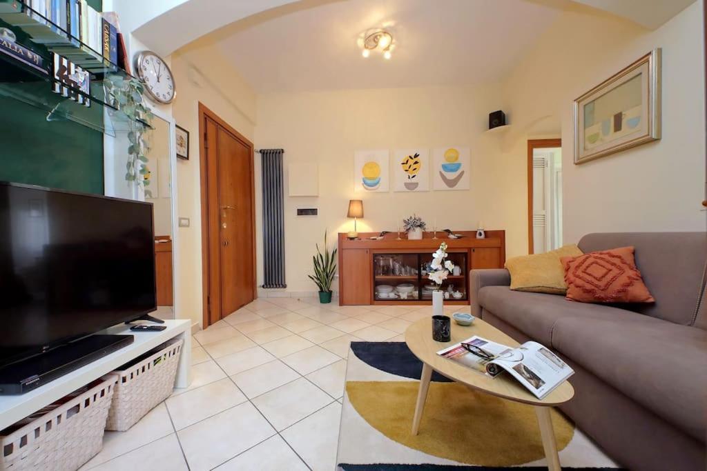 Relax Rome With 2 Balconies - 2 Bedroom Flat, 3Rd Floor With Lift, High Comfort, Quite, A Walk From Urban Train Station Gemelli And Metro A Stops Battistini & Cornelia Connecting To Center In 20 Minutes, 2 Steps From Bus Stop, Cycle Path, Groceries Exteriér fotografie