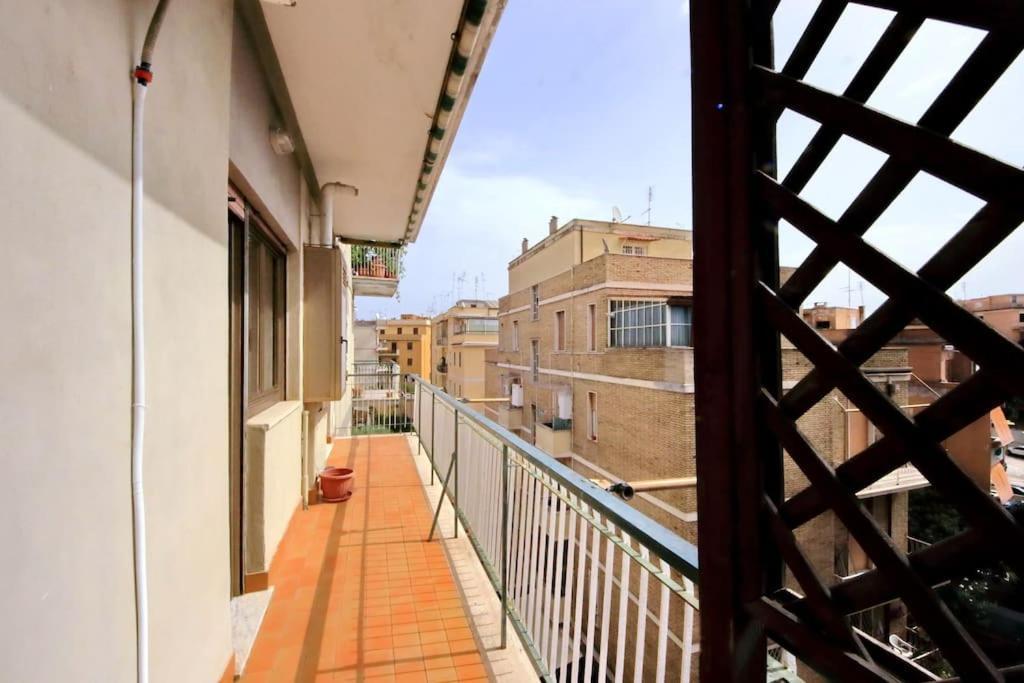 Relax Rome With 2 Balconies - 2 Bedroom Flat, 3Rd Floor With Lift, High Comfort, Quite, A Walk From Urban Train Station Gemelli And Metro A Stops Battistini & Cornelia Connecting To Center In 20 Minutes, 2 Steps From Bus Stop, Cycle Path, Groceries Exteriér fotografie