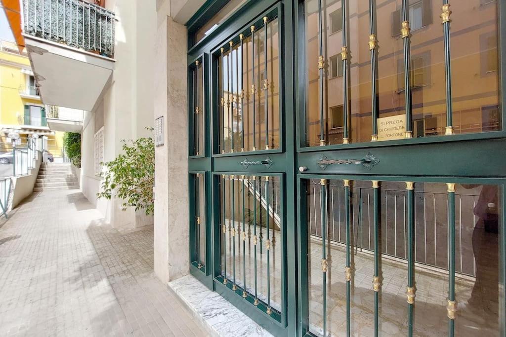 Relax Rome With 2 Balconies - 2 Bedroom Flat, 3Rd Floor With Lift, High Comfort, Quite, A Walk From Urban Train Station Gemelli And Metro A Stops Battistini & Cornelia Connecting To Center In 20 Minutes, 2 Steps From Bus Stop, Cycle Path, Groceries Exteriér fotografie